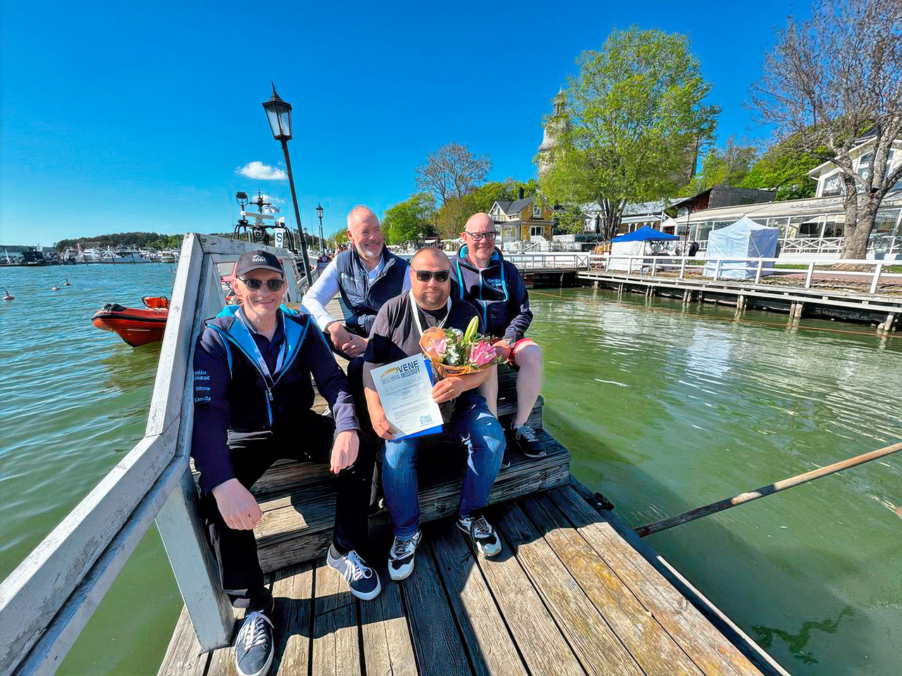 Saaristomeripalkinnon saaja julkistettiin Naantalin Venemessuilla perjantaina. Palkinnon luovuttivat palkintoraadin jäsenet, Venealan Keskusliitto Finnboatin toimitusjohtaja Jarkko Pajusalo (vas.), kansanedustaja Pauli Aalto-Setälä ja Naantalin Venemessujen messupäällikkö Jani Ollikainen. Palkinnon otti vastaan Saaristomeren Taimen ry:n hallituksen jäsen Sami Raittola (oikealle edessä).