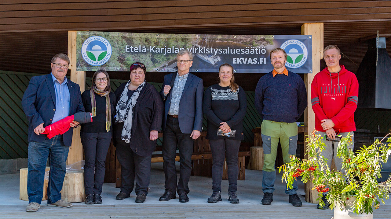 Etelä-Karjalan virkistysaluesäätiön keskeiset henkilöt (vasemmalta): hallituksen pj. Ilkka Nokelainen, toimitusjohtaja Hanna Ollikainen, Soile Lehtinen, Kimmo Kylämies, Mari Matikainen, Matti Moller ja Hiitolanjoki-yhdistyksen pj. Mikko Europaeus. © Jukka Kosonen